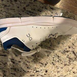 On Cloud “The Roger” tennis shoes in Blue/White